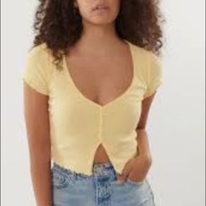 Never been used flyaway top, with buttons and tag!